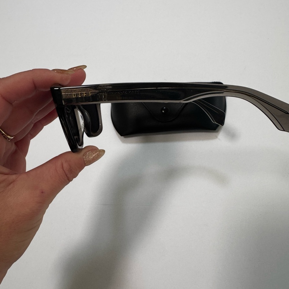 DIFF ๐ท๏ธ NWOT UNISEX Black Sunglasses with Case - Picture 2 of 3
